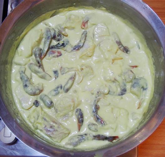 crevette-cabillaud-crème coco-feuilles de curry-caloupilé