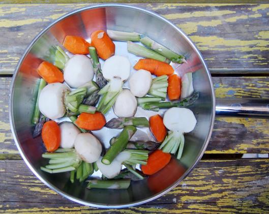 Poêlée de légumes-asperges-carottes-navet nouveau-sans gluten-végan-combinaisons alimentaires-blog Narbonne-blogueuse Narbonne-Narbonne