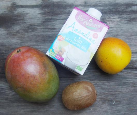 Smoothie-kiwi-pomme-mangue-lait d’amande-sans gluten-végan-blog Narbonne-Blogueuse Narbonne-Carole Caillaba Suchet-combinaisons alimentaires