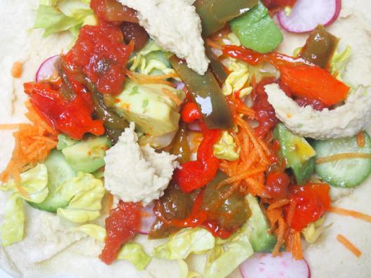 Tortilla-fajitas-végan-salade-carotte-houmous-avocat-radis-concombre-chutney-combinaisons alimentaires-blog Narbonne-blogueuse Narbonne-Carole Caillaba Suchet