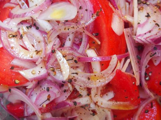 tomate-salade de tomates-oignon rouge-poivron-ail-blog Narbonne-blogueuse Narbonne-Carole Caillaba Suchet-sans gluten-végan
